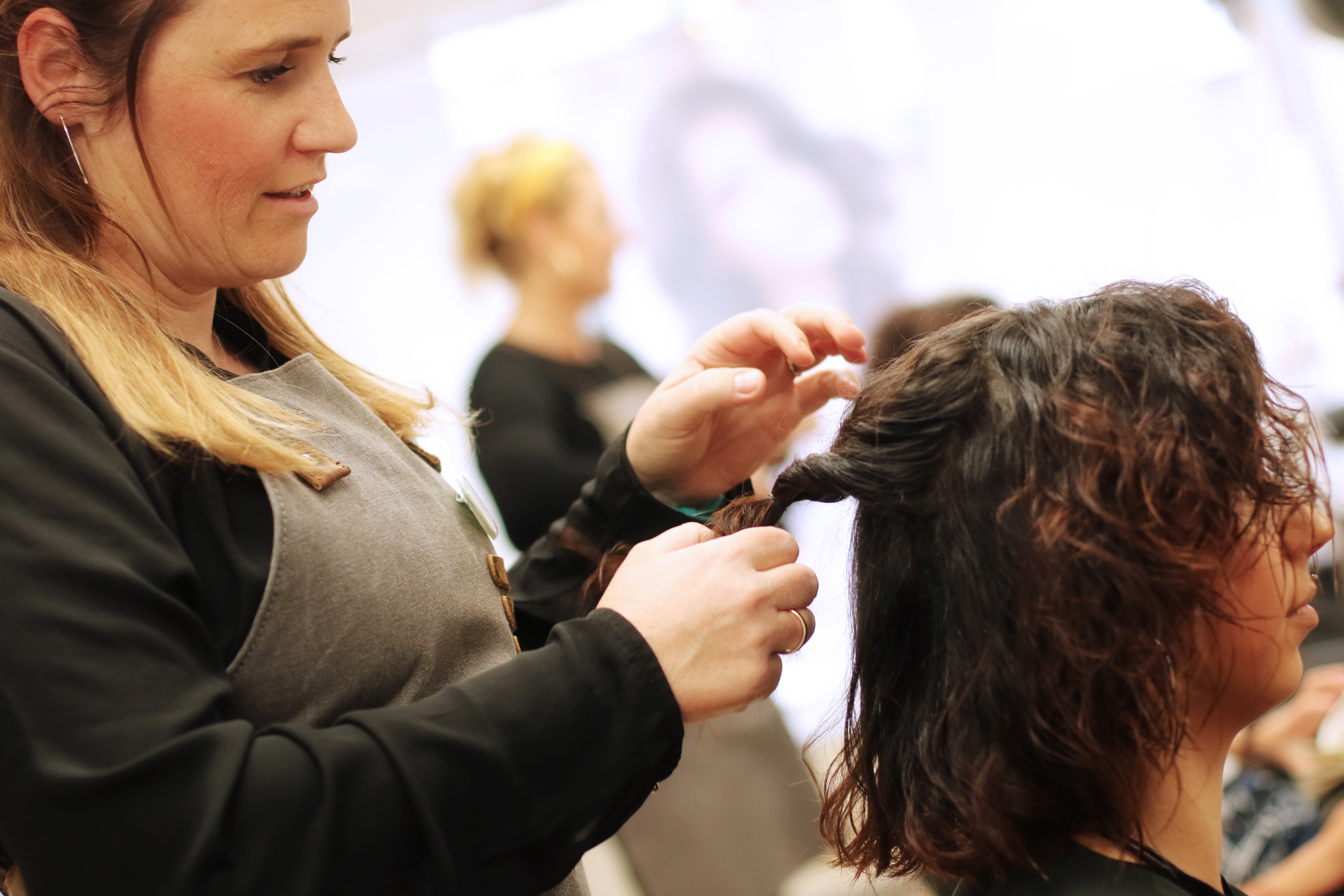 Friseur beim Haareschneiden im Salon